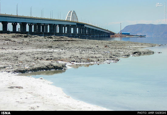 عکس: توقفی کوتاه در کنار دریاچه ارومیه