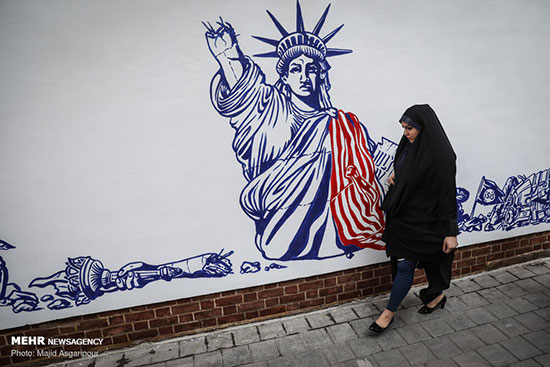رونمایی از دیوارنگاره‌های سفارت آمریکا در تهران