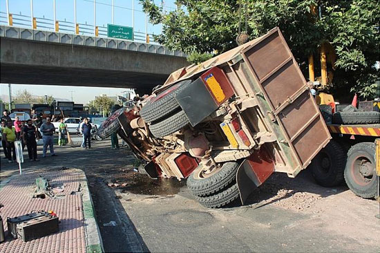 واژگونی کامیون حامل سنگ در تهران