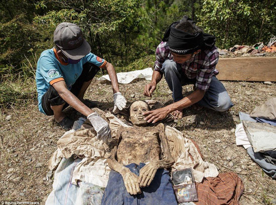 مراسم نوسازی مردگان در اندونزی! +عکس
