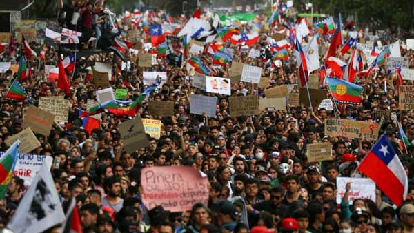 افزایش قیمت بنزین، خیابان‌های شیلی را شعله‌ور کرد