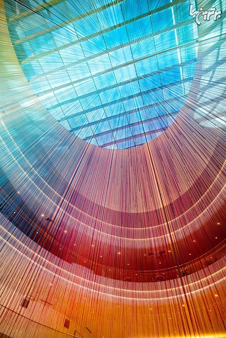 رنگین کمانی از ۱۳۰۰۰ نخ در بزرگترین مرکز خرید آمریکا