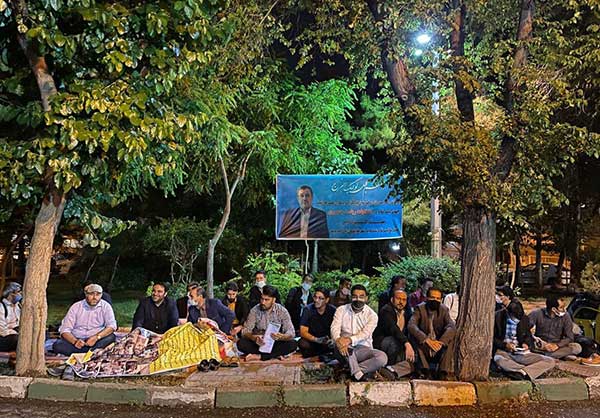 پارک‌خوابیِ شبانه برای دیدار با احمدی‌نژاد!