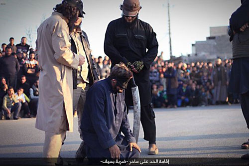 عکس: داعش یک جادوگر را اعدام کرد