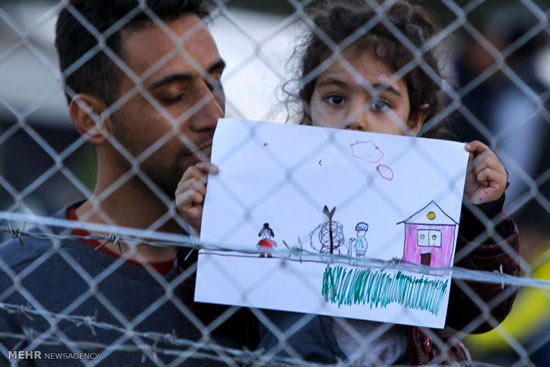 عکس: پناهجویان پشت سیم های خاردار