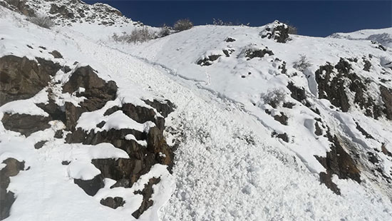 ریزش بهمن در مسیر قله «کلون بستک»