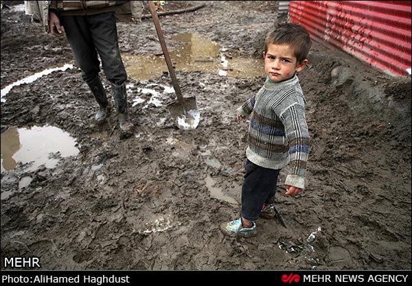 تصاویر: سرما و گل و لای در مناطق زلزله زده