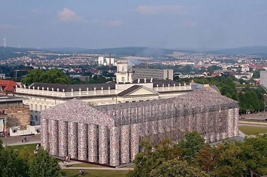 معبدی ساخته شده از ۱۰۰ هزار کتاب ممنوعه