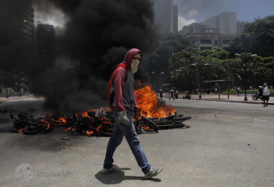 آتش‌ زدن پلیس در اعتراضات ونزوئلا