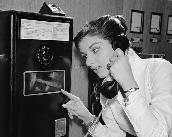 جذابیت و سختی‌های استفاده از تلفن در قدیم