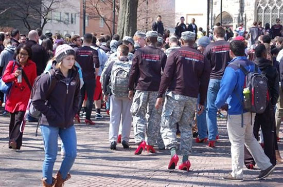 رژه سربازان آمریکایی با کفش‌های پاشنه‌دار!