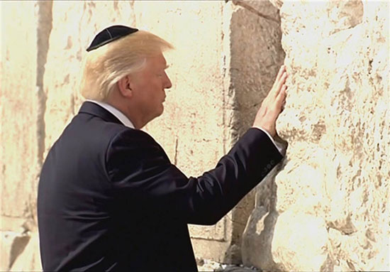 ترامپ، «کلاه یهودی» به سر گذاشت