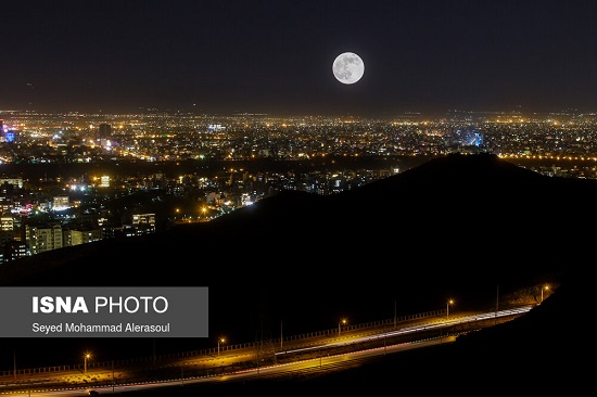 تصاویری زیبا از پدیده ابرماه در تهران