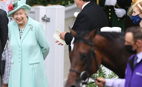 حضور ملکه انگلیس در مسابقه اسب‌دوانی