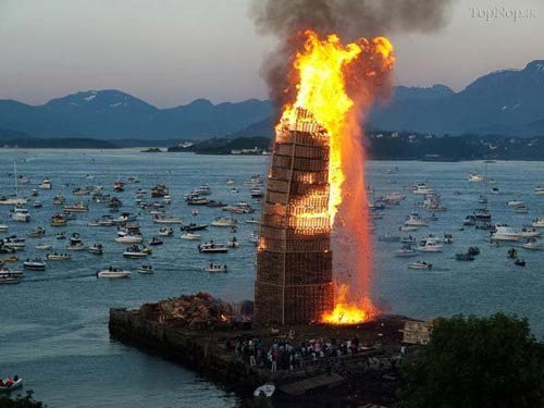 بزرگترین آتش هیزمی در دنیا +عکس