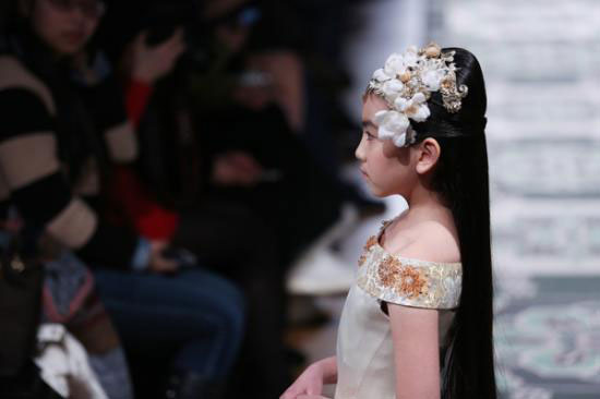 عکس: مانکن 9 ساله در شوی لباس پاریس