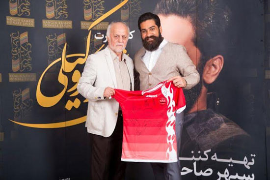 در آخرین اجرای تابستانه گروه «زند» پیراهن پرسپولیس به علی زندوکیلی تقدیم شد