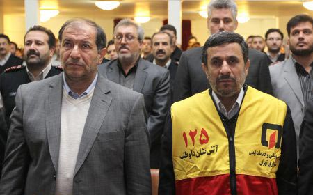 احمدی نژاد در لباس آتش نشانان + عکس