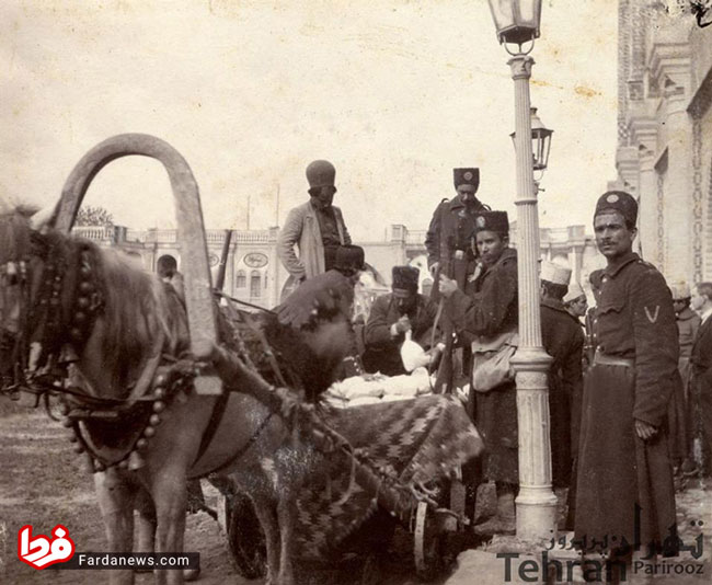درشکه حمل پول در میدان توپخانه در سال ۱۲۹۰