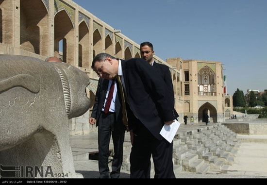 عکس: خرید وزیر خارجه چک در اصفهان