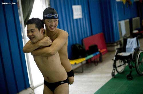 عکس هایی شگفت انگیز از شناگر معلول