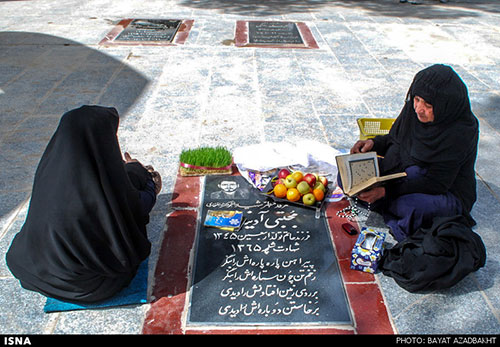 عکس:زیارت اهل قبور در آخرین پنجشنبه 94