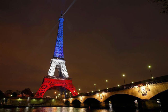 عکس: برج ایفل بعد از پیروزی فرانسه