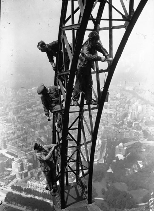 رنگ کردن برج ایفل در 83 سال قبل