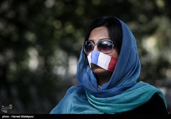 تجمع مقابل سفارت فرانسه در تهران +عکس