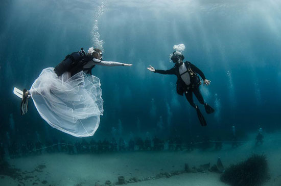 مراسم عروسی زیر دریا؛ پر زرق و برق اما پوچ!