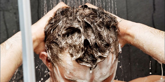 ۸ اشتباه رایجی که در هنگام شستن مو‌ها مرتکب می‌شویم