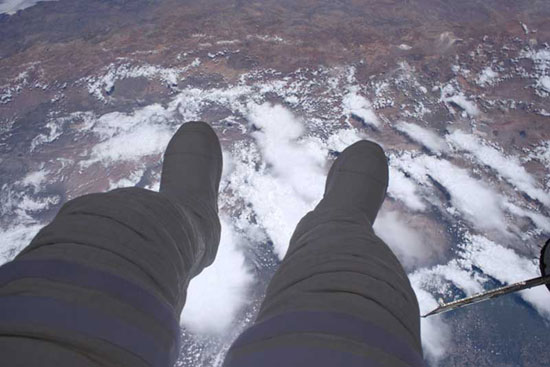 تصویر هیجان انگیز از راهپیمایی فضایی فضانورد فرانسوی