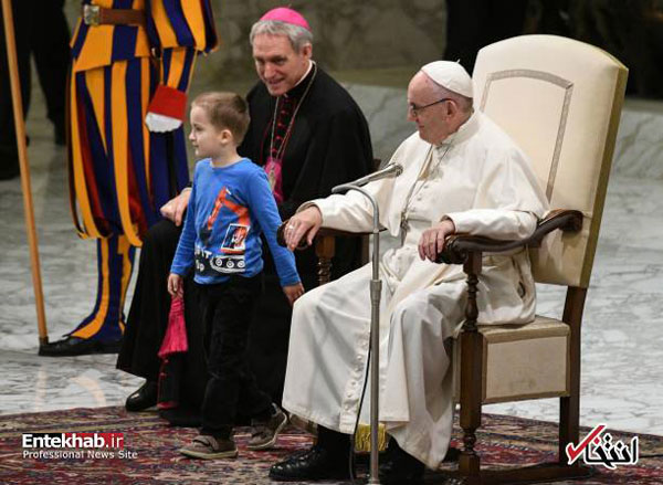 شیطنت کودک در مراسم رسمی در حضور پاپ
