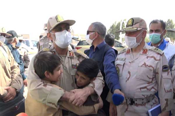 کودکان پناهنده افغان در آغوش یک مقام ایرانی
