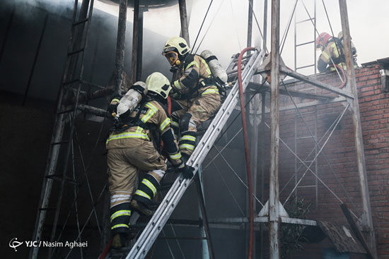 آتش سوزی مهیب در انبار کالای مشیریه