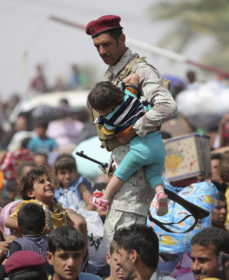 فرار مردم «الرمادی» از دست داعش +عکس