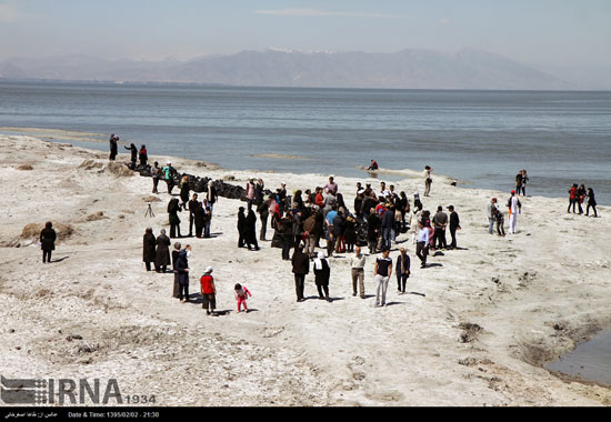 عکس: جمع آوری زباله های دریاچه ارومیه‎