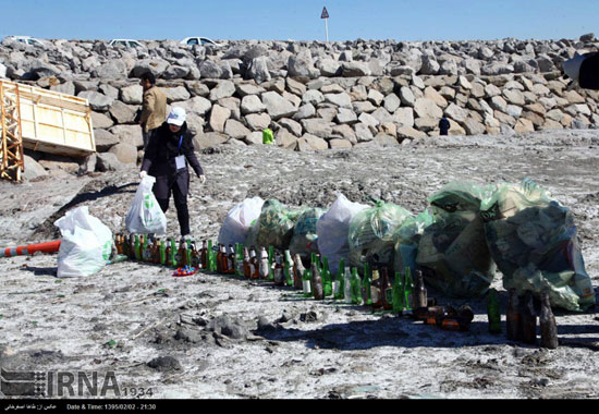 عکس: جمع آوری زباله های دریاچه ارومیه‎