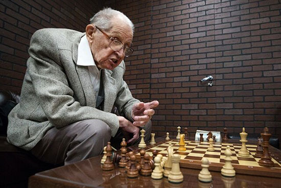 مسن‌ترین استاد بزرگ شطرنج ۱۰۰ساله شد