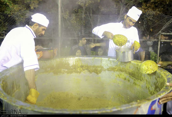 طبخ آش نذری 84 تنی در شیراز