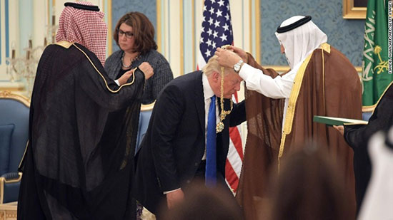 مدالی که پادشاه سعودی، بر گردن ترامپ انداخت