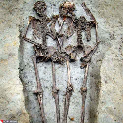 آغوش زن و مردی پس از 1500 سال/ عکس