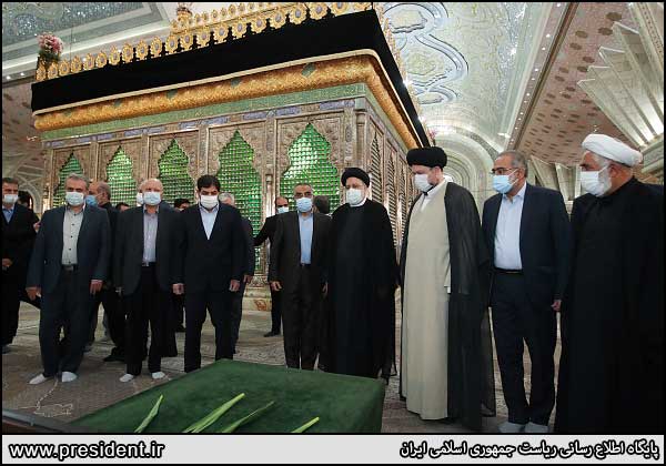 تصاویری از حضور رئیسی و وزرا در حرم امام