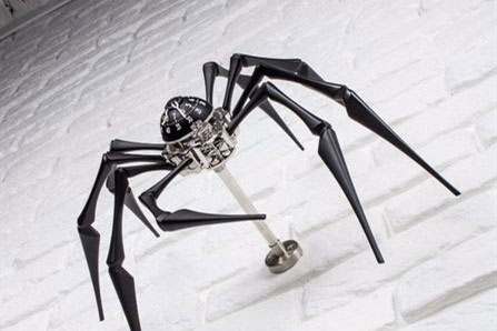 ساعت عنکبوتی، ادای احترام به هنر مدرن