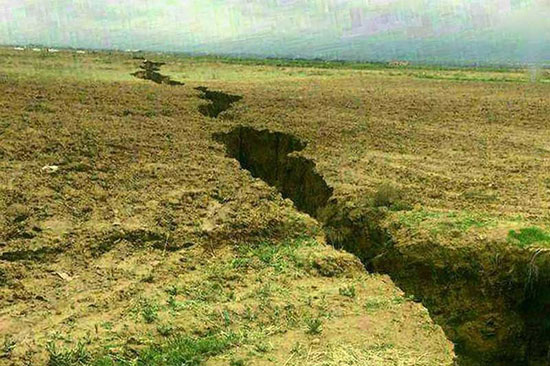 شکاف عجیب زمین پس از زلزله ی مشهد