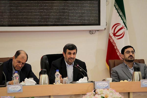 مرتضوی دركنار احمدی‌ نژاد نشست +عکس