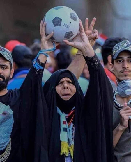 تصویر زن تماشاگر عراقی جهانی شد