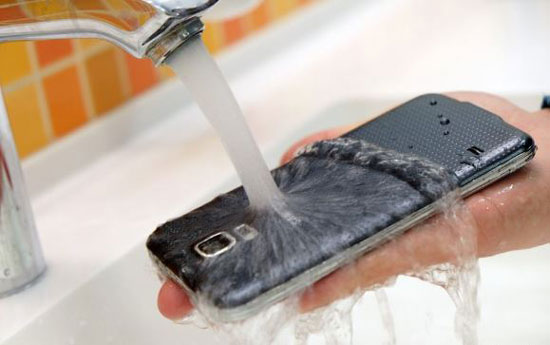 بررسی قابلیت ضد آب بودن گوشی Galaxy S5 سامسونگ