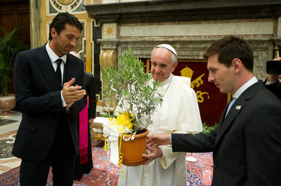 عکس: مسی تولد پاپ را تبریک گفت