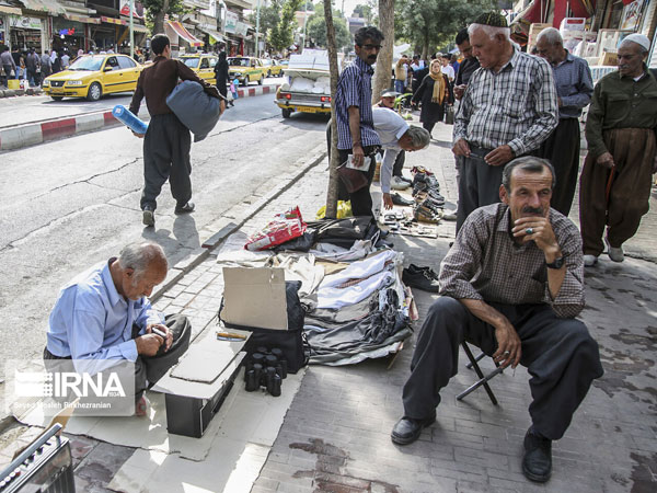 تصاویری از دستفروشان خیابان انقلابِ سنندج